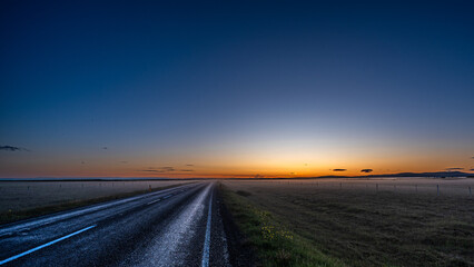 Um Mitternacht zieht Bodennebel auf, blaue Stunde nach Sonnenuntergang auf der Ringstraße in Island