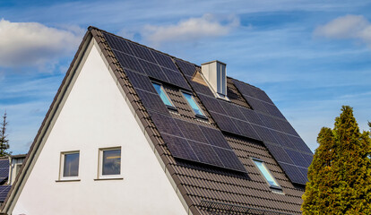 Solardach auf Eigenheim - obrazy, fototapety, plakaty