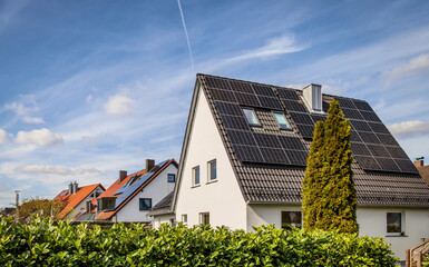 Wohnhäuser mit Solaranlagen - obrazy, fototapety, plakaty