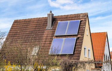 Eigenheim mit Solarkollektoren für erneuerbare Warmwassererzeugung - obrazy, fototapety, plakaty