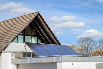 Solarzellen auf dem Garagendach für umweltfreundliche Energieerzeugung 