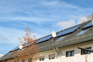 Reihenhäuser mit Solarkollektoren zur umweltfreundlichen Warmwassererzeugung und SAT-Anlagen