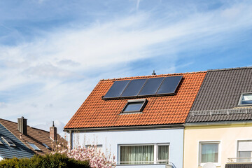 Reihenhaus mit Solarzellen für umweltfreundliche Warmwassererzeugung - obrazy, fototapety, plakaty