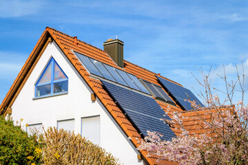 Modernes Einfamilienhaus mit Solardach - obrazy, fototapety, plakaty