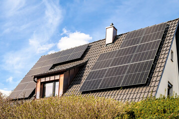 Wohnhausdach mit Sonnenkollektoren zur grünen Stromerzeugung