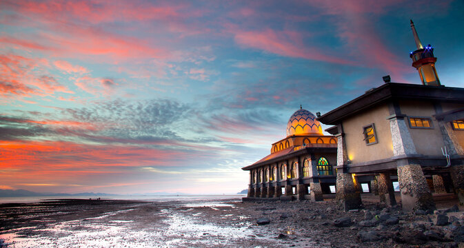 Beautiful of Al-Hussain mosque, Kuala Perlis during sunset.