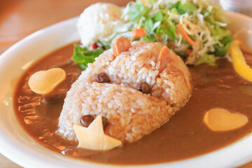 動物を象ったカレーライスのワンプレートランチ（カピバラ）