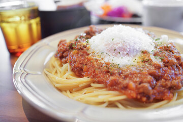 半熟卵の乗ったボロネーゼパスタ