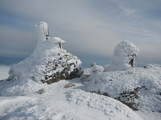 雪を被る安達太良山 山頂