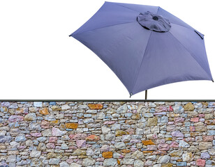 Parasol derrière mur de pierres