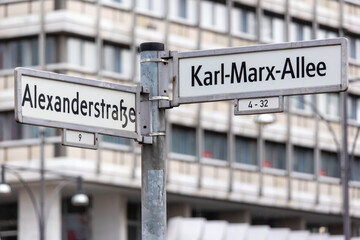 Straßenschild Karl-Marx-Allee / Karl Marx Allee / Alexanderstraße Berlin
