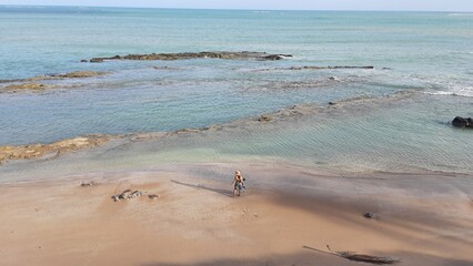 mulher caminhando na praia em Japaratinga, Alagoas