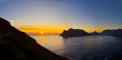 Fototapeten Hout Bay coastal mountain landscape at sunset in Cape Town. © Sunshine Seeds