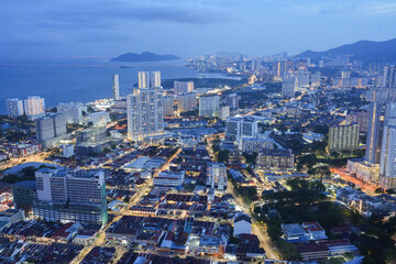 Fototapeta premium A view of the cityscape of Penang in Malaysia during the blue hour of the day.
