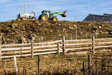 Polyculture-élevage en Auvergne : un tracteur et sa citerne pour les besoins de l’exploitation,...