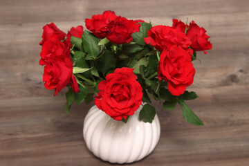 Rote Rosen in einer Blumenvase