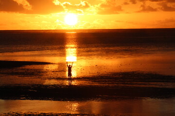 silhueta de homem em nascer do sol na praia de tatuamunha, alagoas 