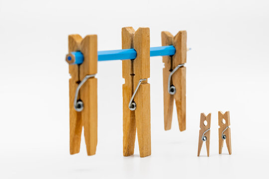 Pinzas de madera de la ropa de diferentes tamaños con un lápiz de color azul