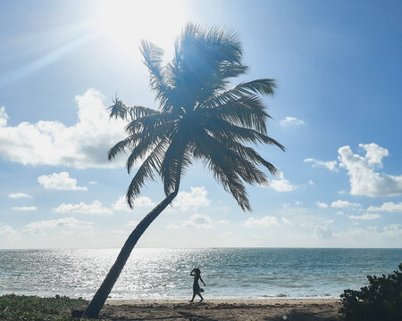 mulher na praia do patacho, em alagoas 