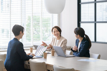 Fototapeta premium オフィスで働く女性