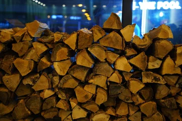 Crédence de cuisine en verre imprimé Texture du bois de chauffage Trees to be used as firewood are piled up.