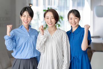 笑顔の女性3人