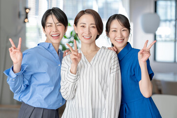 Obraz premium ピースサインをする女性3人