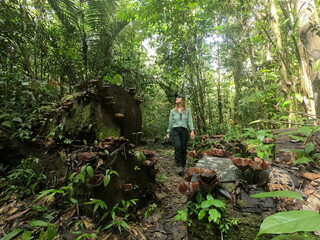 mulher caminhando em trilha na floresta amazônica em pedra branca do amapari, amapá 