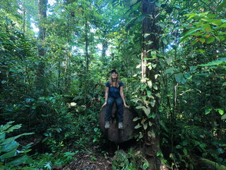 mulher sentada em tronco de árvore no parque nacional montanhas do tumucumaque, no amapá 