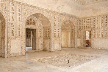 Obraz premium Diwan-e-Khas in Agra Fort with intricate marble carvings and artwork, Agra, Uttar Pradesh, India.