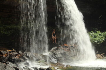 turista na cachoeira do sucurijú, no amapá 