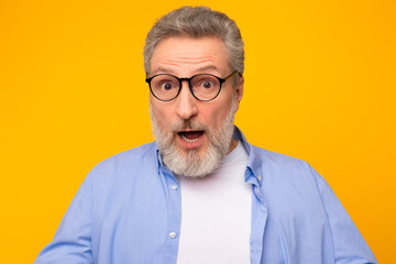Obraz premium Portrait of shocked emotional senior man with gray hair, studio