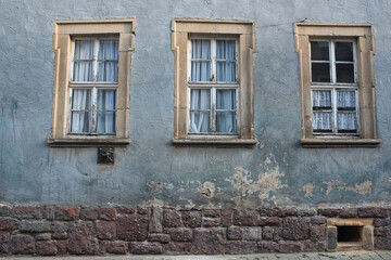 Fototapeta na wymiar Fassade und Fenster eines alten Hauses