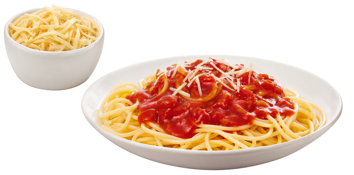 prato com espaguete cozido com molho de extrato de tomate acompanhado de pote de queijo parmes&atilde;o ralado isolado em fundo transparente