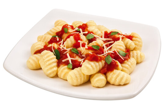 prato com nhoque de batatas com molho de tomate e manjeric&atilde;o isolado em fundo transparente