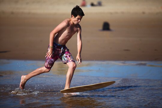 Enfant faisant du skimboard