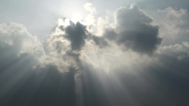 ゆっくり動く雲と眩しく見える太陽の光