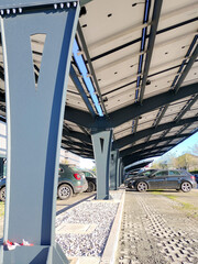 Pensiline fotovoltaiche installate sopra un area destinata al parcheggio delle auto
