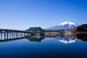 日本、青森、鶴田町、鶴の舞橋と残雪の岩木山