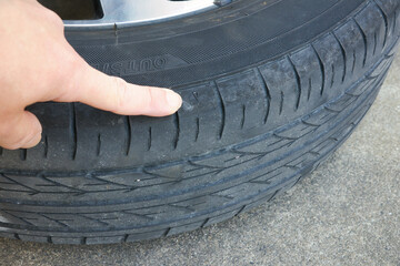 タイヤのスリップサインの三角マークを指差しチェック © n.s.d