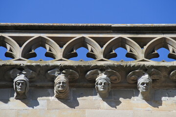 Köpfe aus Stein an der Basilika St-Nazaire-St-Celse in Carcassonne