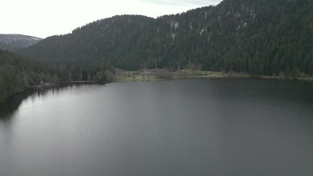 Survol du lac de Longemer dans les Vosges, &agrave; la sortie de l'hiver