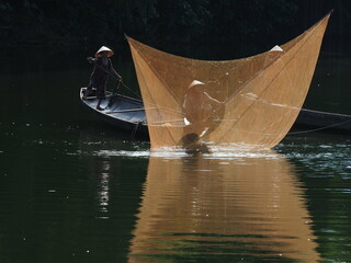 Pulling nets to catch fish on Nhu Y River, Hue. Photo taken in Hue in September 2022