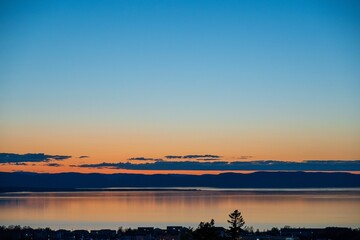 Obraz premium Beautiful shot of sunset over the sea with clouds