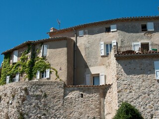 Obraz premium Exterior of a medieval stone traditional houses with blue sky in Le Castellet, France