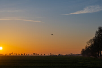 Drohne fliegt einem intensiven Sonnenuntergang durch Sahara Staub entgegen - 775038949