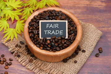 Kaffeebohnen  mit Label Fair Trade.  - obrazy, fototapety, plakaty