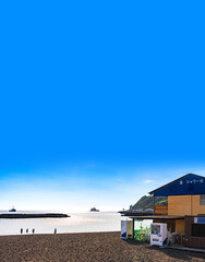 日本 の 海水浴場 と 海の家 【 夏 の ビーチ の イメージ 】
