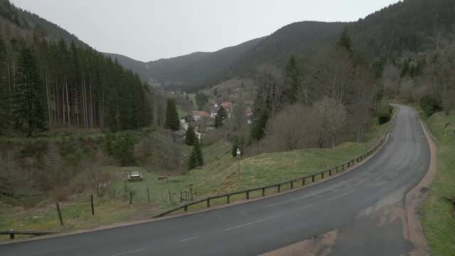 Vue en drone de la vall&eacute;e du Valtin dans les montagnes des Vosges &agrave; la sortie de l'hiver