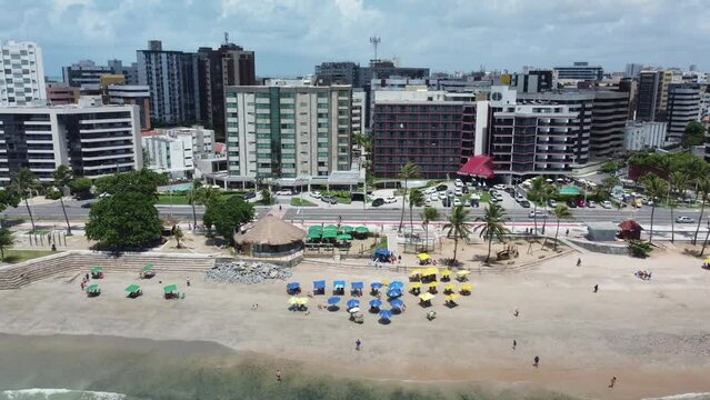 Vis&atilde;o a&eacute;rea da praia de Paju&ccedil;ara em Macei&oacute;, Alagoas